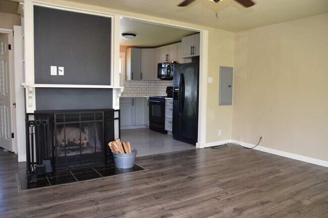 Foto del edificio - Steilacoom 2 Bed 1 Bath with Large Fenced in Backyard