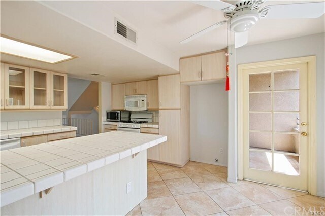 Foto del edificio - 261 S San Dimas Canyon Rd