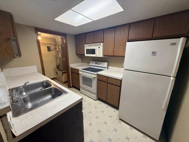 Foto del edificio - 5549 Cabot Dr N