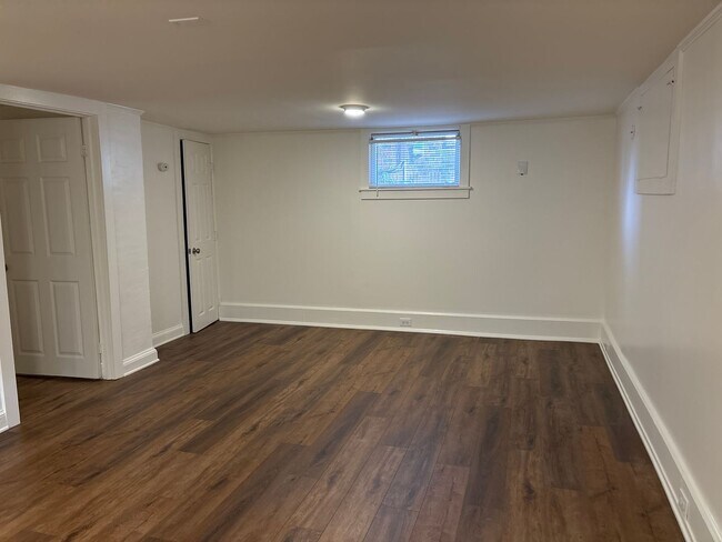 Building Photo - 1 Bedroom Lower Level Unit - Water Included!