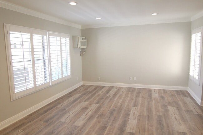 Building Photo - 1249 S Bundy Dr
