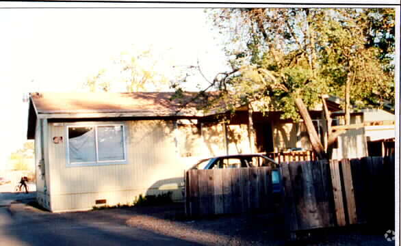 Building Photo - 194-196 198 W Barham Ave