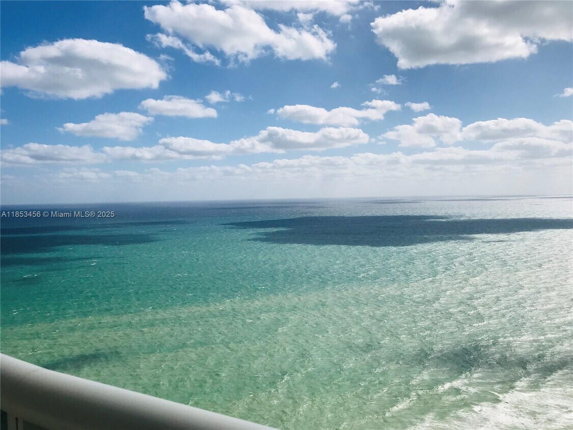 Foto principal - 16001 Collins Ave