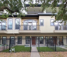 Building Photo - 1115 St Charles St