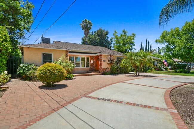 Foto del edificio - Spacious Front House in Prime Sherman Oaks