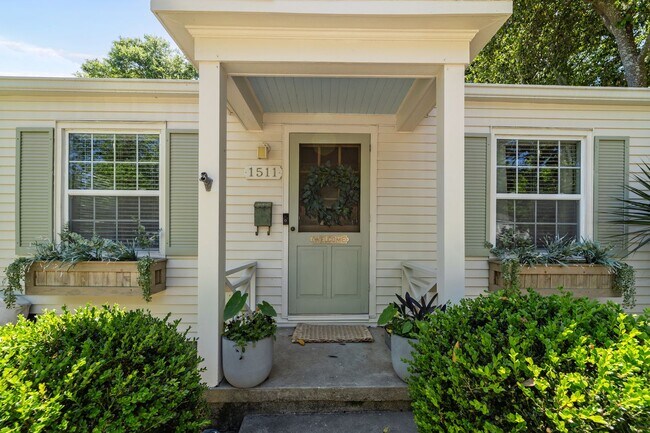 Foto del edificio - Charming Parkside 2-Bedroom Home Near Daffin Park with Fenced Yard & Patio
