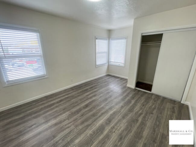 Building Photo - UPDATED TOP FLOOR 2BR/1BA IN SMALL AND QUI...
