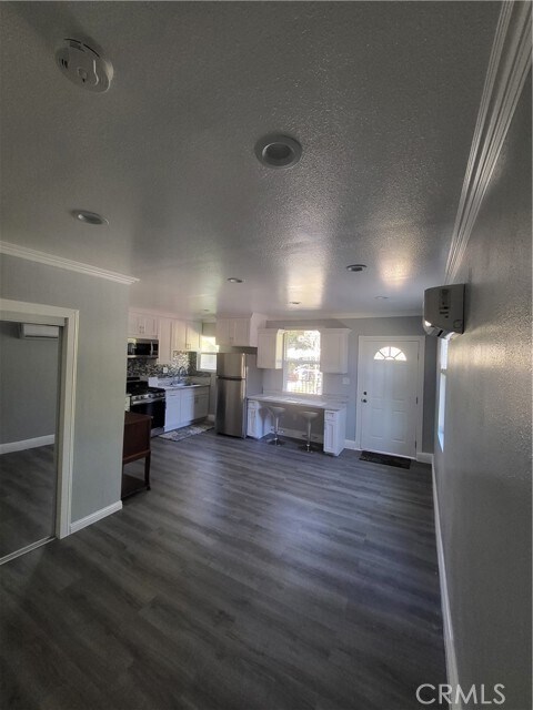 Building Photo - 1597 Crest Way