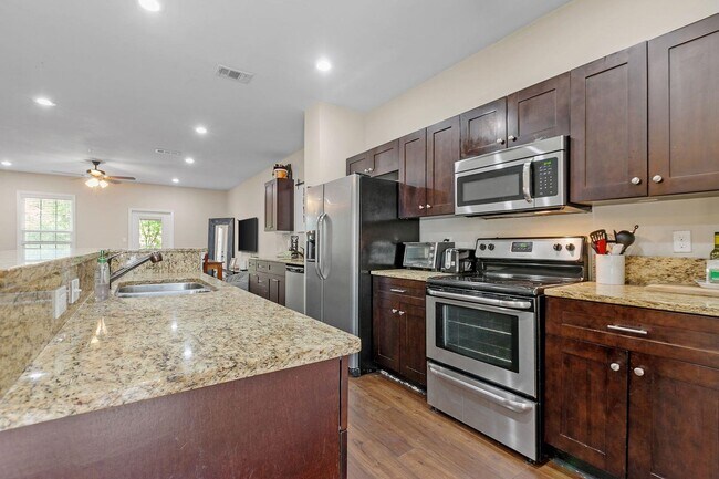 Building Photo - 1775 Belle Vue Way