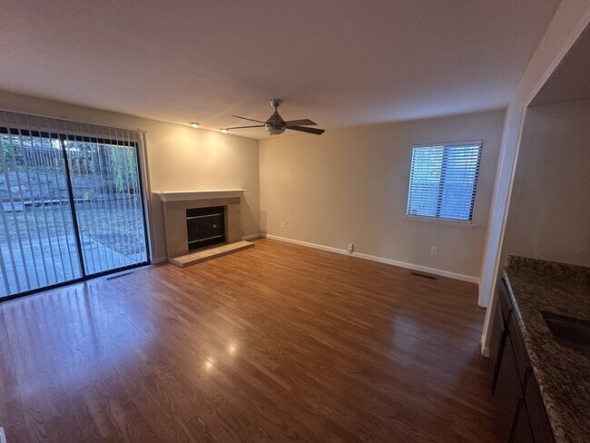 Foto del edificio - 4145 Rockford Dr