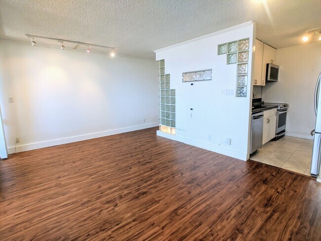Foto del edificio - Sweeping Views from this partially furnished 1 Bed 1 Bath Condo w/ 1 Covered Parking