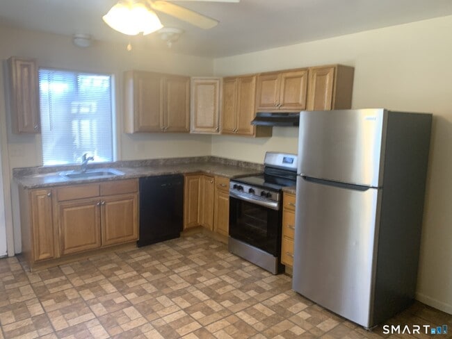 Building Photo - 1380 Kossuth St