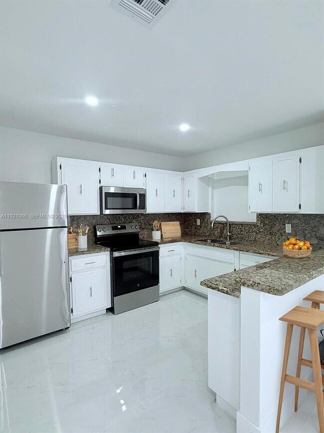 Foto del edificio - 4240 SW 27th St