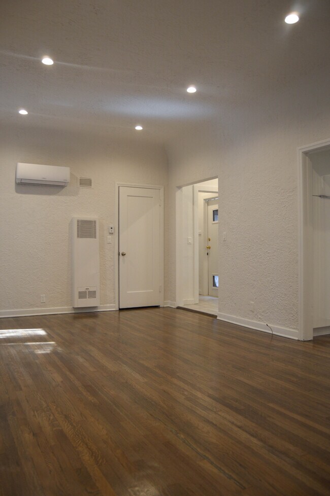 Building Photo - 1317 N Hayworth Ave