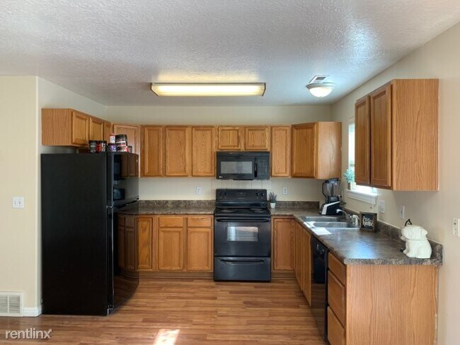 Building Photo - 3 br, 1 bath Townhome - 1015 S 900 E