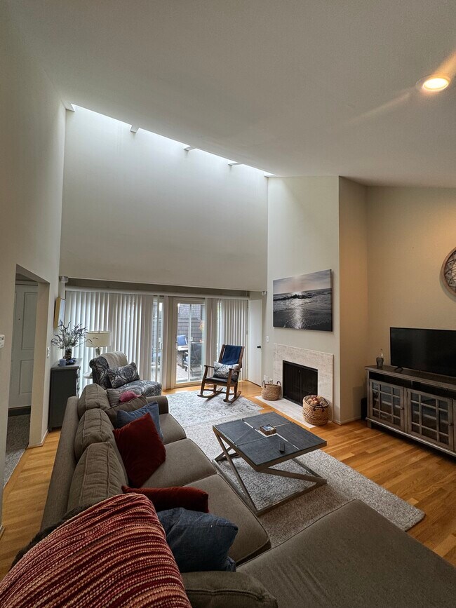 Building Photo - 440 Camino Al Mar