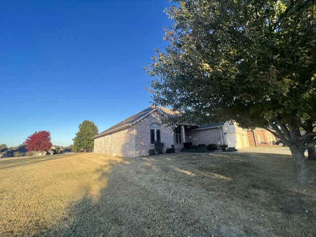 Building Photo - 4 Bedroom 2.5 Bath in Wild Horse Subdivision