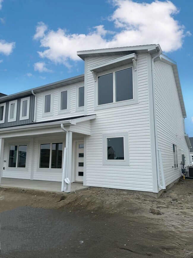 Building Photo - Exquisite 3-Bedroom Home with Modern Elega...