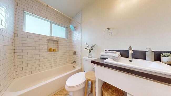 Foto del edificio - 1025-1027 W 46th St