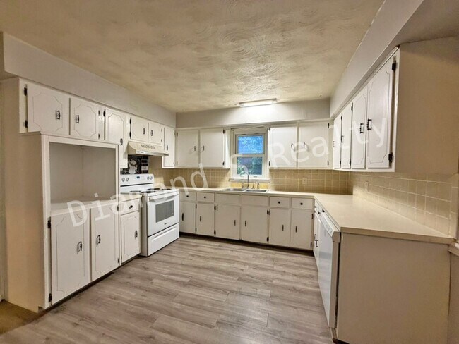 Foto del edificio - MOVE IN SPECIAL!  Cute 3 bedroom home close to Evangel University and Spfd/Green County Park Board