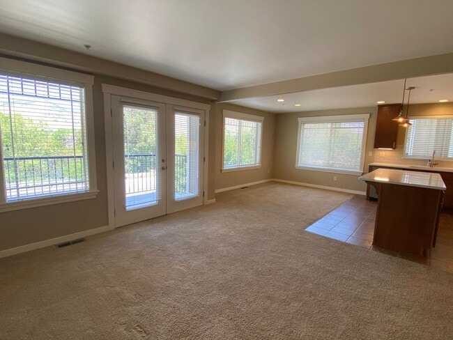 Building Photo - Spacious 3 Bedroom/ 3 Bathroom Near Boat L...