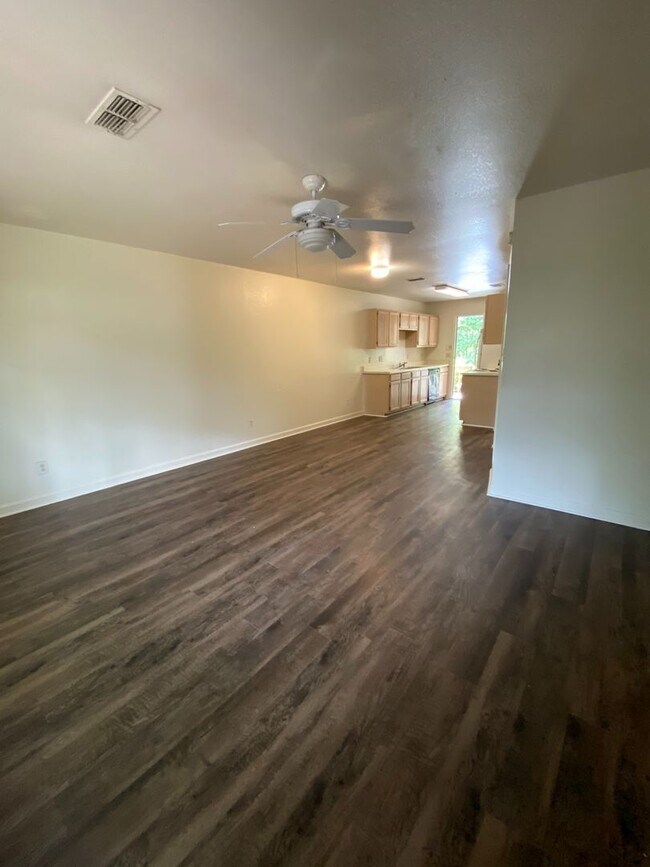 Foto del edificio - Over-Sized Four Bedroom, Three Bath Two St...