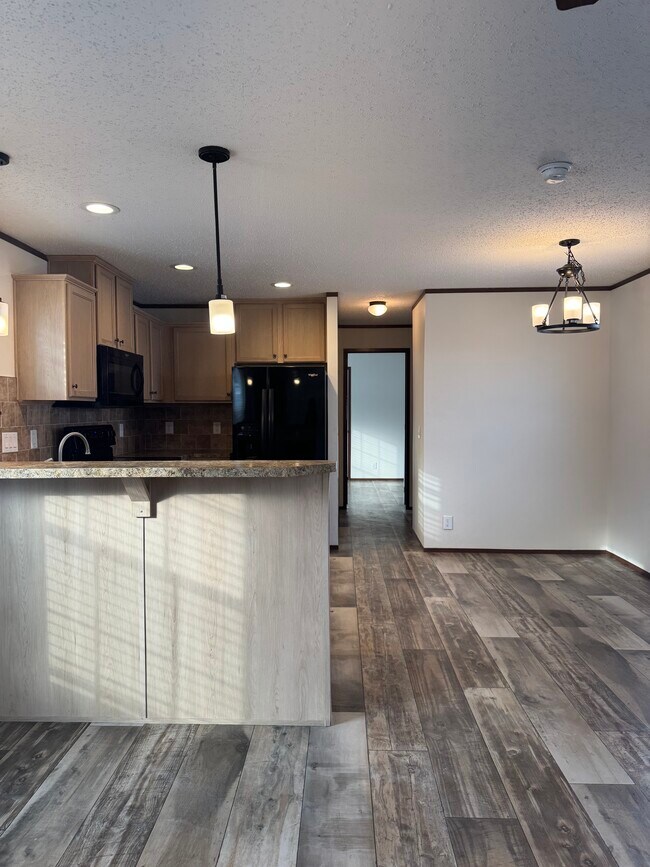 Building Photo - 2372 Maple Dr