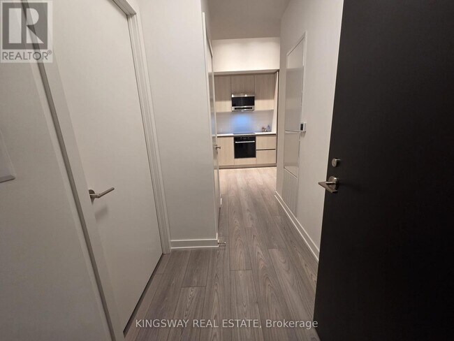 Photo du bâtiment - 110 Broadway Ave