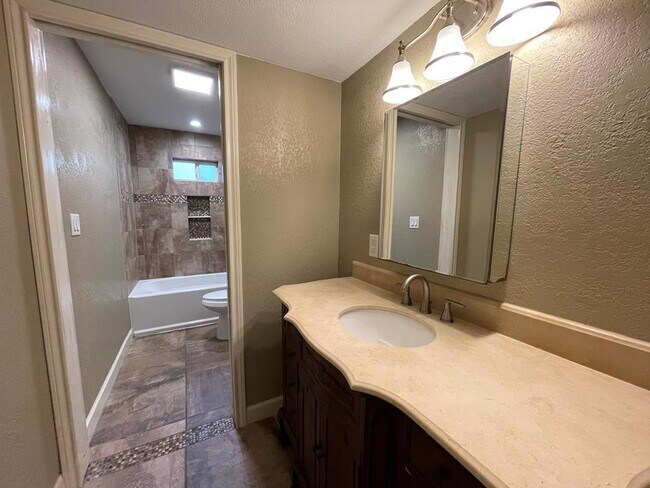 Foto del edificio - 809 Laurel Ln