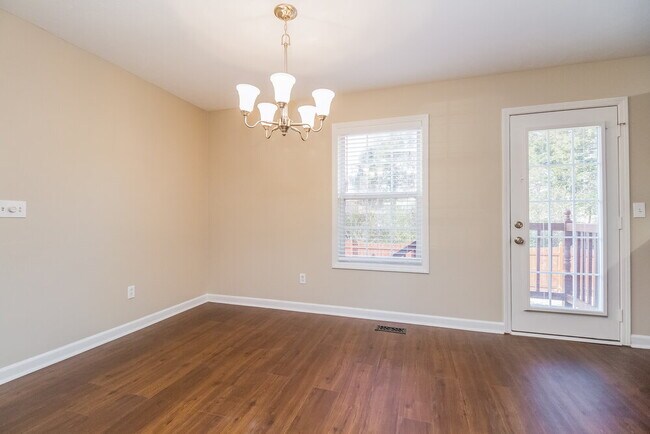 Building Photo - 304 Acorn Ct