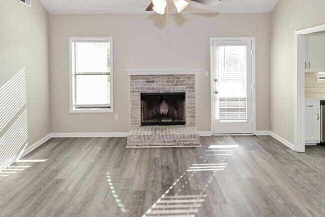 Foto del edificio - 6801 Bramble Ln