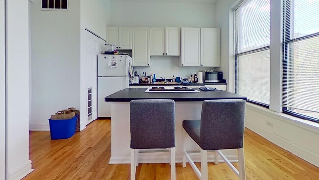 Foto del edificio - Second Floor Lakeview One Bedroom