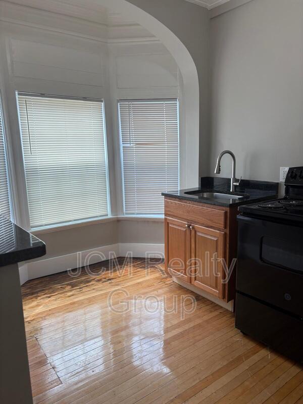 Foto principal - 664 Western Ave