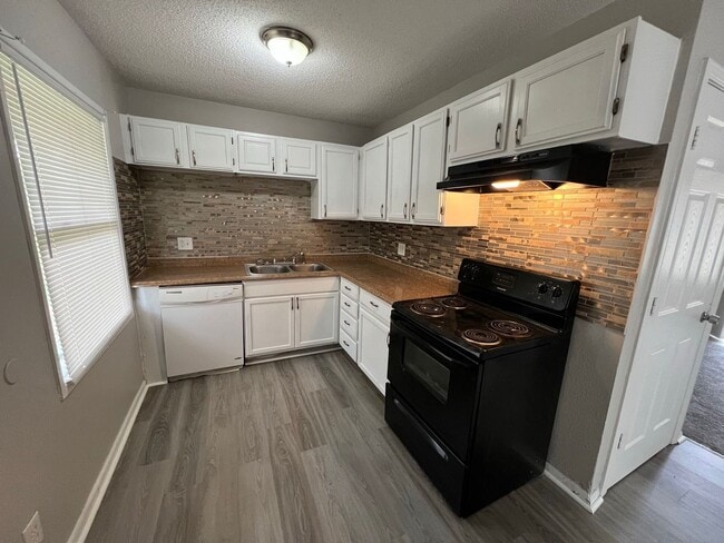 Building Photo - Cozy 3 Bed, 1 Bath Home!