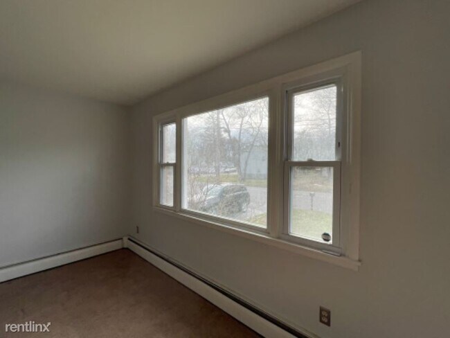 Building Photo - 2 br, 1 bath Townhome - 15 Emerson Dr 15 A...
