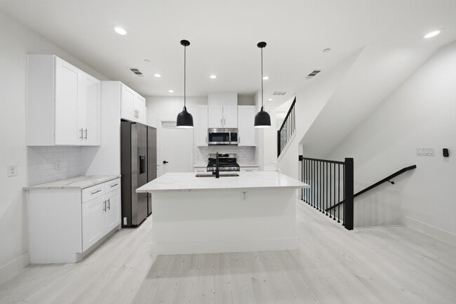 Building Photo - 7207 Mohawk Dr