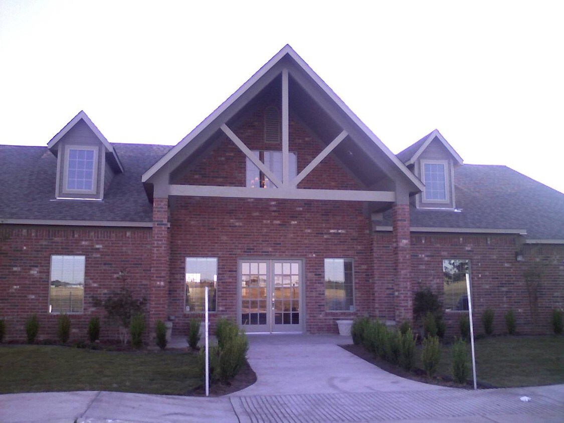 Primary Photo - Silver Oak Apartments