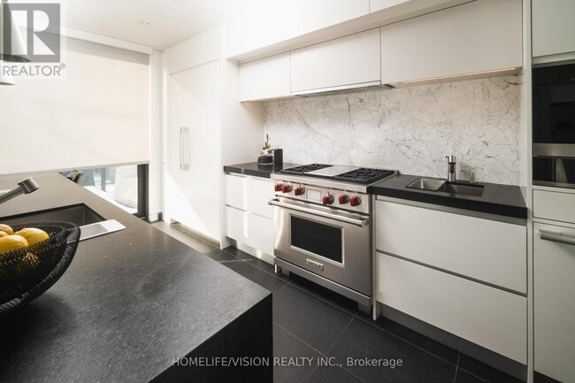 Building Photo - 4 Astley Ave