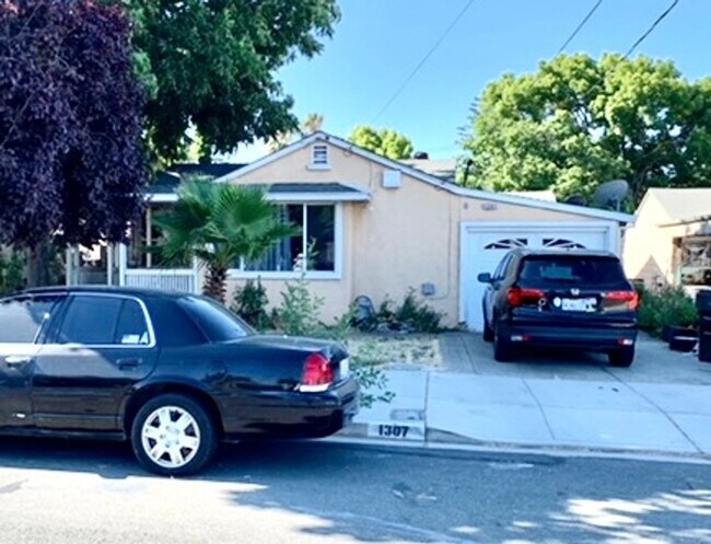 Building Photo - Nice 3 bed, 1 bath House with Garage in An...