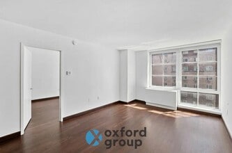 Building Photo - 123 E 10th St