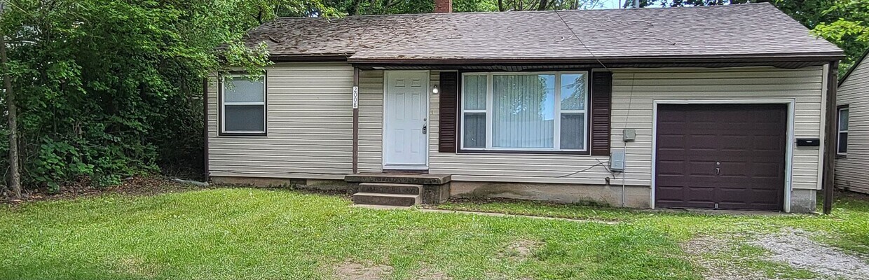Foto principal - Southeast 2 BR house! 1 car garage! $995!