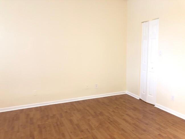 Foto del edificio - 631 Cypress Lake Blvd