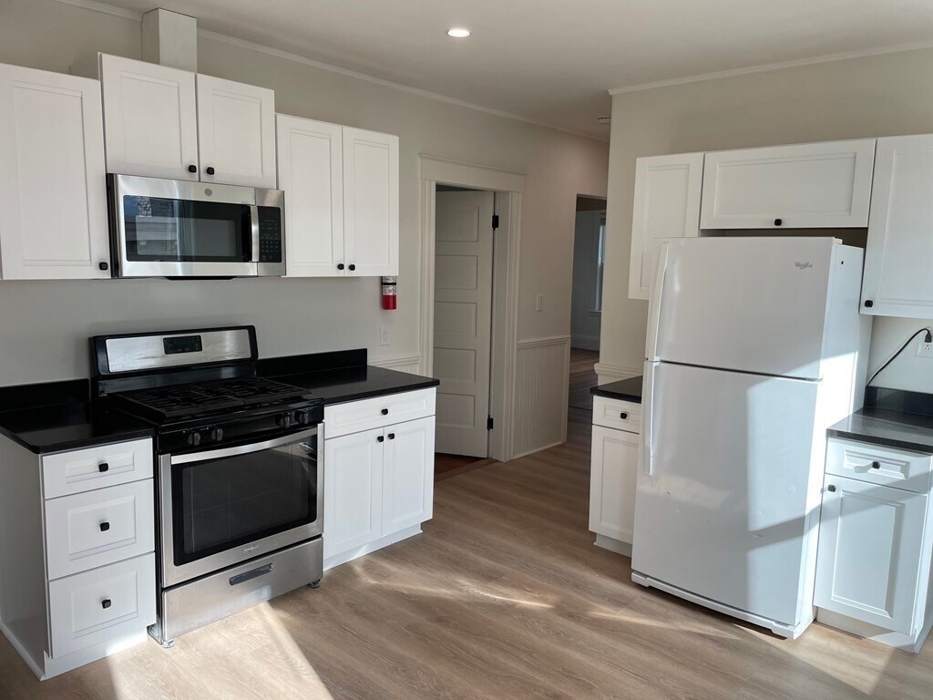 14 Pratt St Unit 1, Salem, MA 01970 Room for Rent in Salem, MA