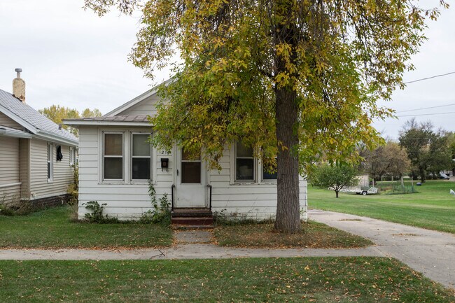 Building Photo - 1216 House in Northeast Minot! Pet Friendly!