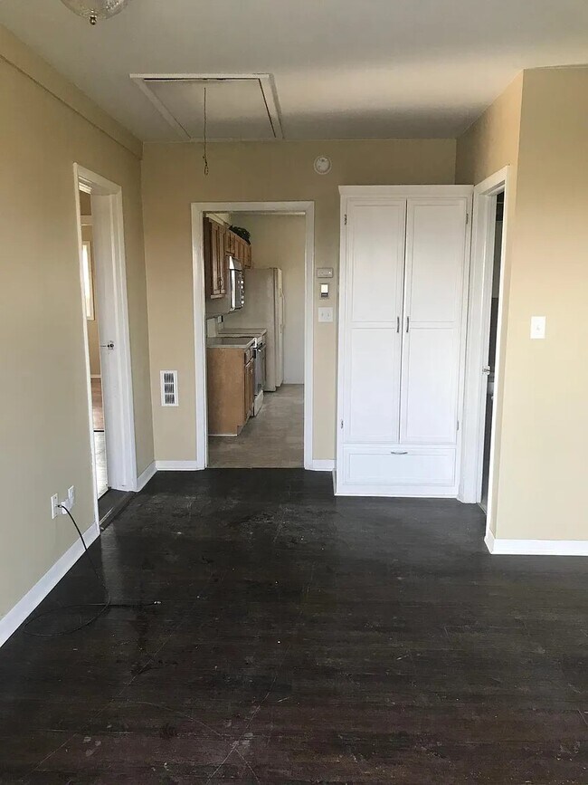 Building Photo - 1575 Riverside Dr