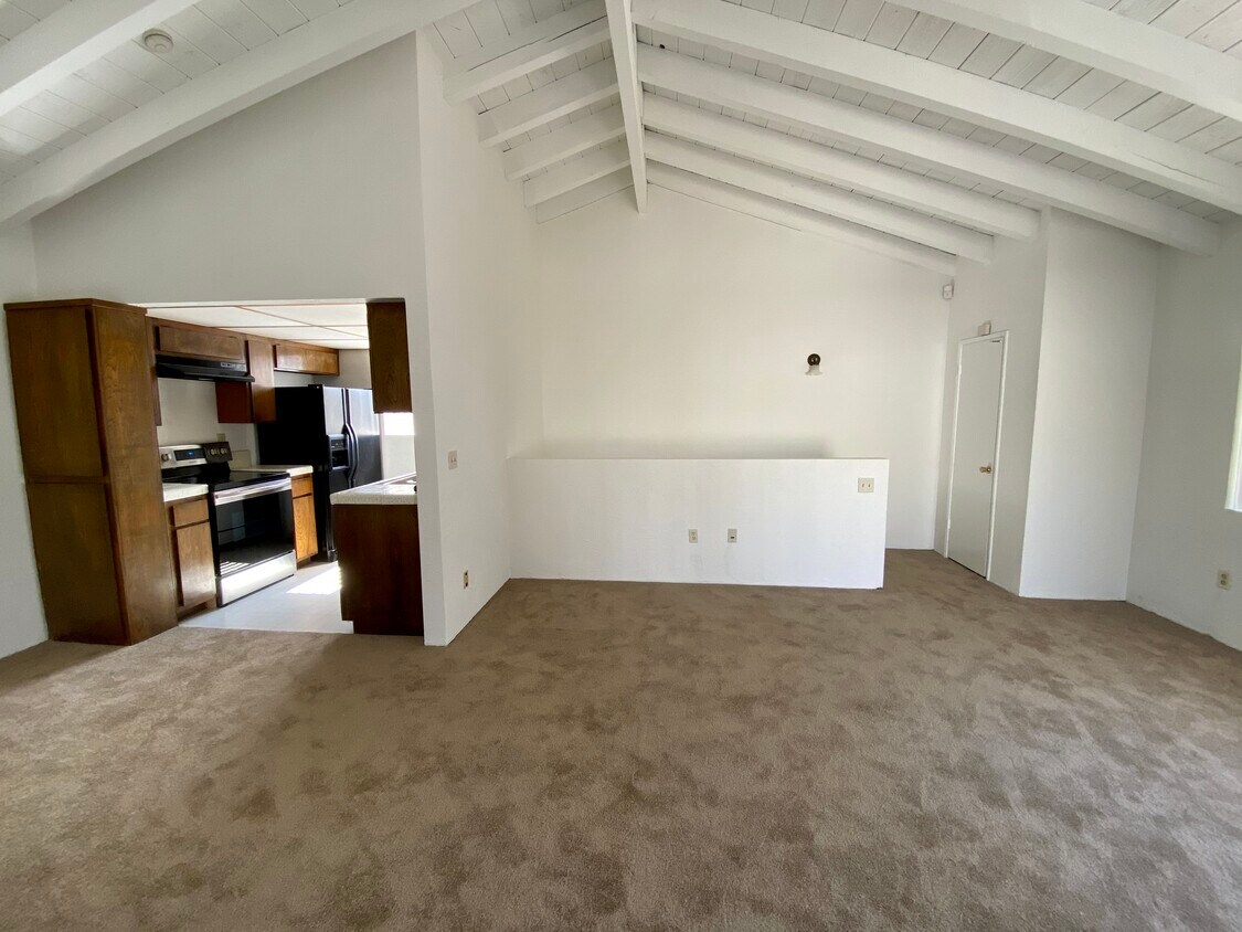 Living Room - 2000 Huntington Ln