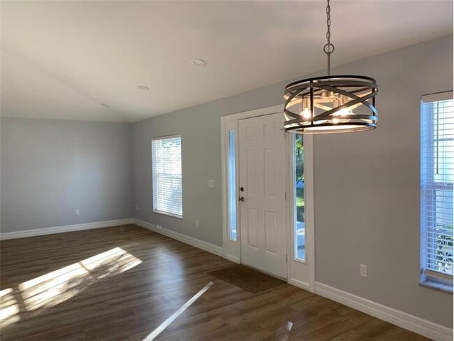 Building Photo - 451 SW Carmelite St