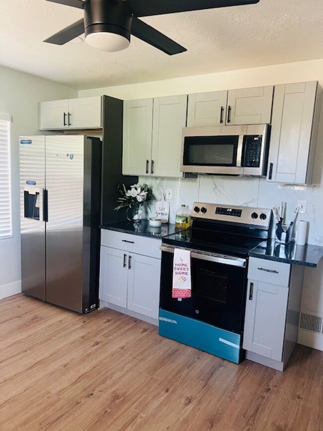 Building Photo - Beautifully remodeled home