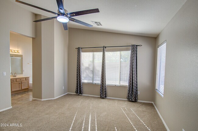 Building Photo - 370 S Elm Ct