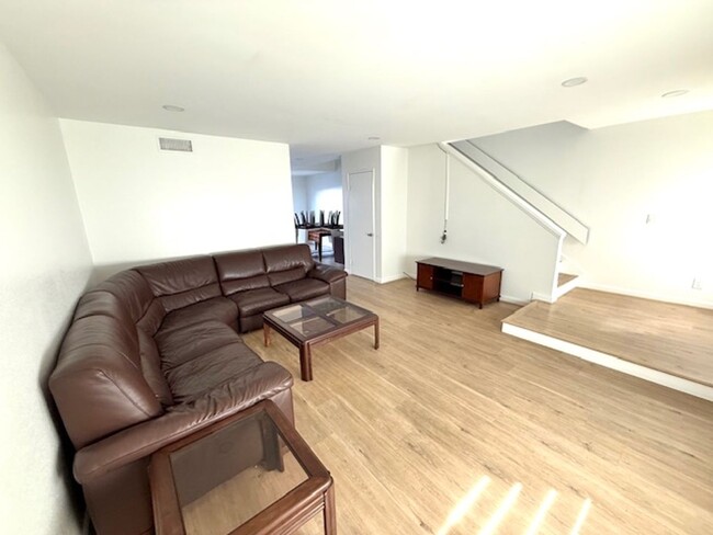 Foto del edificio - Charming 2-Bedroom Condo in Prime Cerritos...